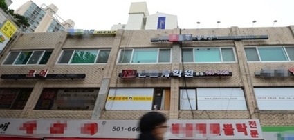 서울 대치동 학원가 앞에서 마스크를 한 학생이 지나가고 있는 모습. 사진=원금희 기자