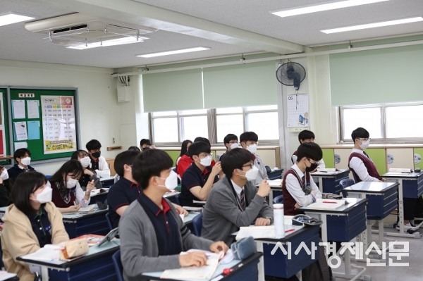  사진은 서울 한서고등학교 고3학생들의 수업을 하고 있다. 사진=김주현 기자