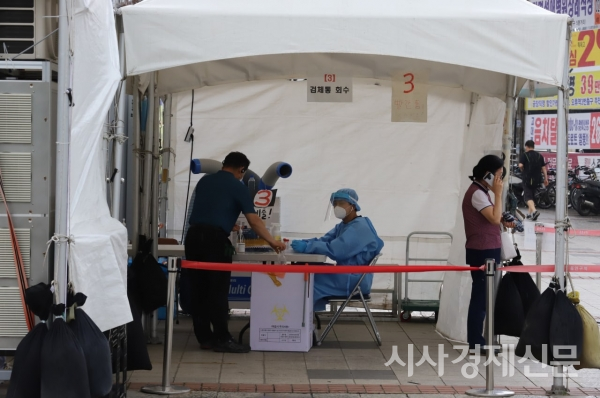서울시 구로구에 마련된 코로나19 선별검사소의 의료진과 시민들. 사진=김주현 기자