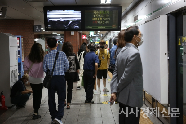 서울 지하철을 이용하는 시민들이 마스크를 착용한 모습. 사진=김주현 기자