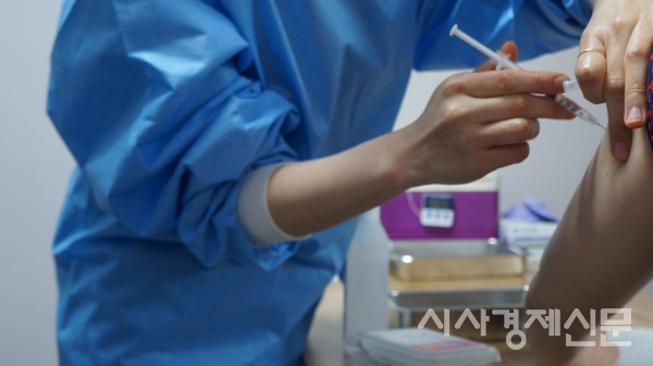서울시 양천보건소 의료진이 구민에게 코로나19 백신을 접종하고 있는 모습. 사진=시사경제신문