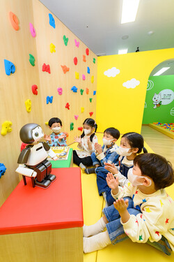 첨단 인공지능(AI) 로봇 '리쿠'가 들려주는 구연동화를 듣고 있는 아이들(얼굴 공개 관련 사전 동의 받았음) 모습. 사진=양천구