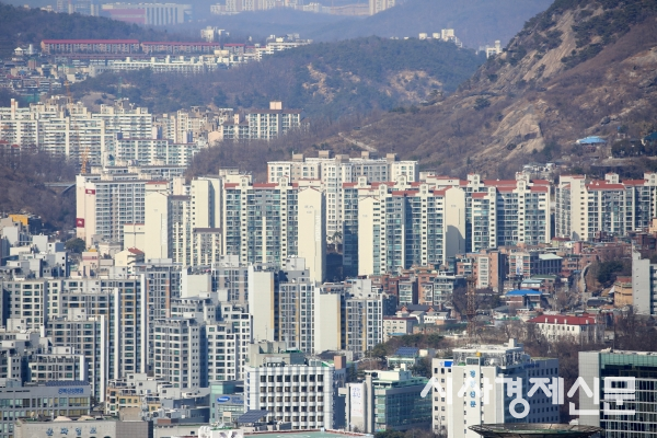 전국의 집값 상승이 이어지고 있지만 오름세는 다소 약해졌다. 남산에서 내려다본 서울 아파트 단지. 사진=시사경제신문