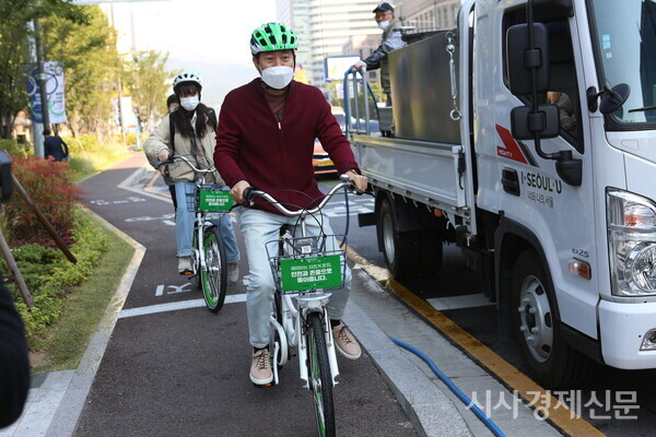 오세훈 서울시장이 22일 오전 공공자전거 ‘따릉이’를 타고 광화문 일대를 달리고 있다. 사진=김주현 기자