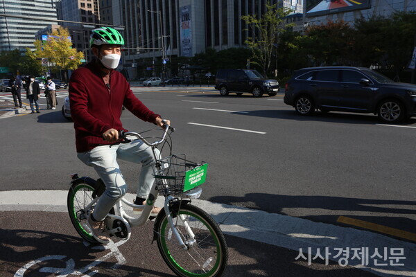 오세훈 서울시장이 22일 오전 공공자전거 ‘따릉이’를 이용하고 있다. 사진=김주현 기자