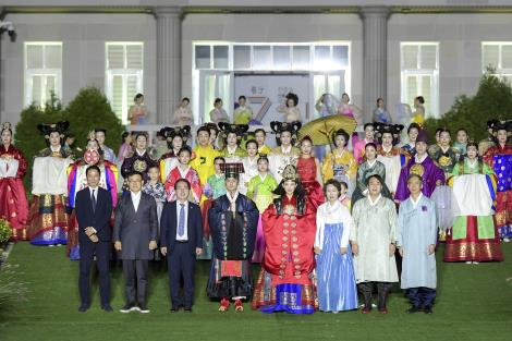 순천만국가정원에서 개최된 ‘한중일 전통의상 패션쇼’. 사진=문화체육관광부