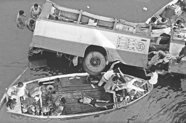 한강 인도교 버스 추락 사고. 1978. 7. 23. 사진=권주훈 기자