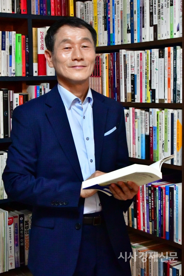 홍웅식 한국교육강사연합회 회장. 사진=김정복 기자