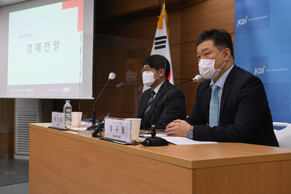 정규철 KDI 경제전망실장(오른쪽)과 허진욱 연구위원이 11일 정부세종청사에서 '2021 하반기 경제전망' 내용을 설명하고 있다. 사진=국책연구기관인 한국개발연구원