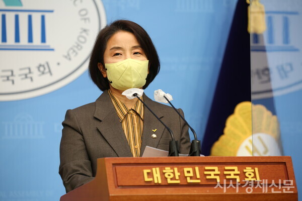 정의당 이은주 의원이 15일 오전 10시 40분 서울 여의도 국회 소통관에서 열린 기자회견에서 발언하고 있다. 사진=김주현 기자