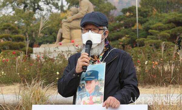 18일 오전 청와대 분수대 앞에서 고(故) 이예람 중사의 아버지가 군 수사를 비판하는 1위 시위를 열고 발언하고 있다. 사진=김주현 기자