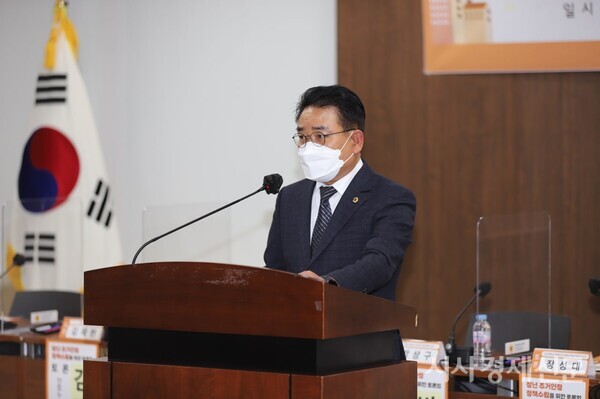 이날 토론회의 좌장을 맡은 박상구 시의원이 개회사를 하고 있다. 사진=원금희 기자