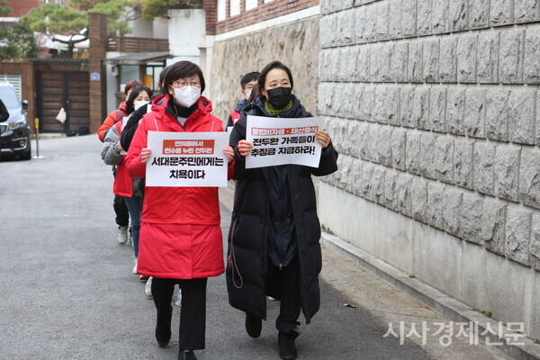 서대문지역 제 단체 회원들이 26일 서울 서대문구 연희동 제11·12대 대통령을 지낸 전두환 전 대통령 사저 앞을 지나고 있다. 사진=김주현 기자