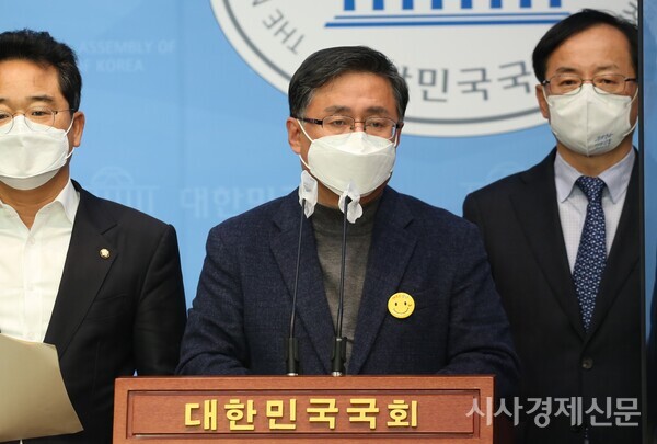 김성환 더불어민주당 의원이 9일 오전 국회 소통관에서 열린 기자회견에서 발언하고 있다. 사진=김주현 기자