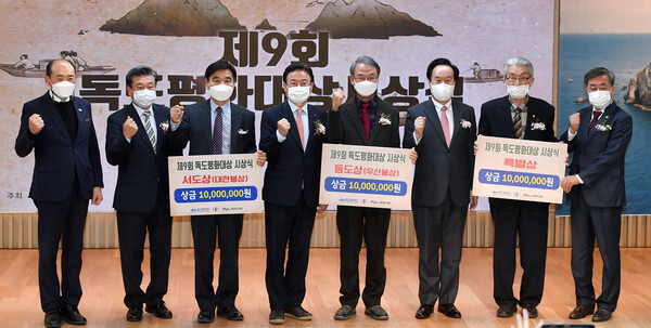 이철우(좌측 4번째) 경북도지사 독도평화대상 시상식 수상자들과 기념촬영 모습