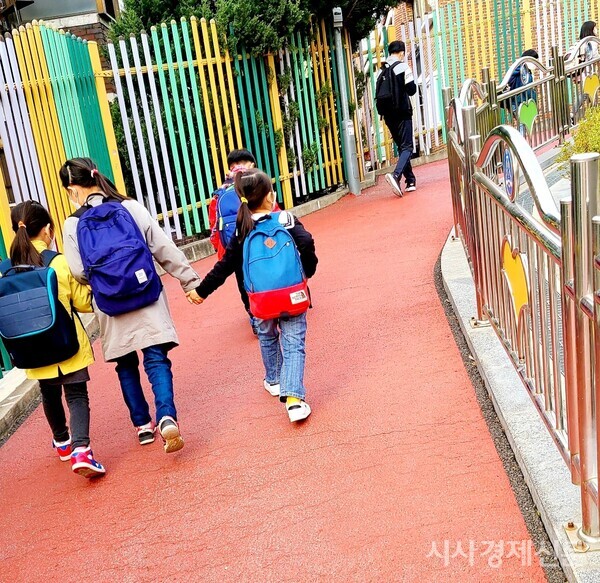 서울시 강서구 소재 한 초등학교 등교길 학생들의 모습. 사진=시사경제신문