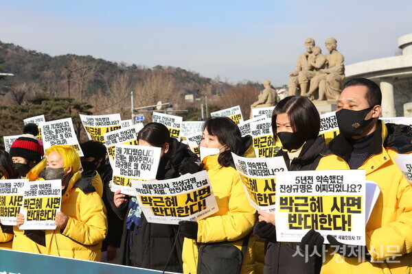 27일 오전 11시 서울 종로구 청와대 앞 분수광장에서 열린 기자회견에서 4·16세월호참사가족협의회 등 단체 관계자가 발언하고 있다. 사진=김주현 기자