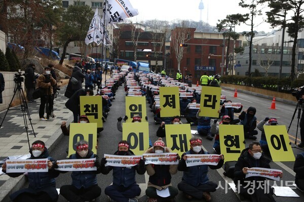 지난달 31 오후 중구 CJ그룹 본사 앞에서 CJ대한통운 서울지부 조합원들이 택배노동자 과로사 방지를 위한 사회적 합의 이행을 촉구하고 있다.사진=김주현 기자