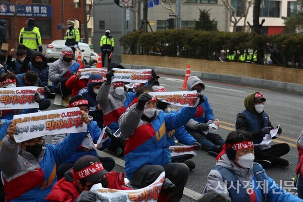 지난달 31 오후 중구 CJ그룹 본사 앞에서 CJ대한통운 서울지부 조합원들이 택배노동자 과로사 방지를 위한 사회적 합의 이행을 촉구하고 있다. 사진=김주현 기자