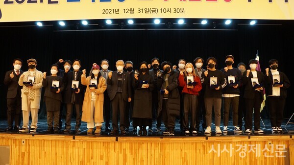 지난달 31일 오전 서울호서직업전문학교는 2021년 한 해 동안 자신의 분야에서 학교를 빛낸 학생들에게 ‘올해의 호서인상’을 수여했다. 실용무용예술계열 김예리 학생(앞줄 우측여섯번째)은 이날 호서인상을 수상했다. 시상 후 학교 관계자와 수상자들이 기념촬영을 하고 있다. 사진=원금희 기자