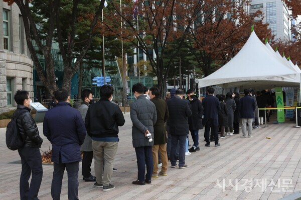 ​정부가 오는 12일 거리두기를 완화하는 방안을 검토 중이다. 지난달 12우러 서울시청 앞 선별진료소에서 코로나 검사를 받으려고 길게 줄서 있는 시민들. 사진=김주현기자​