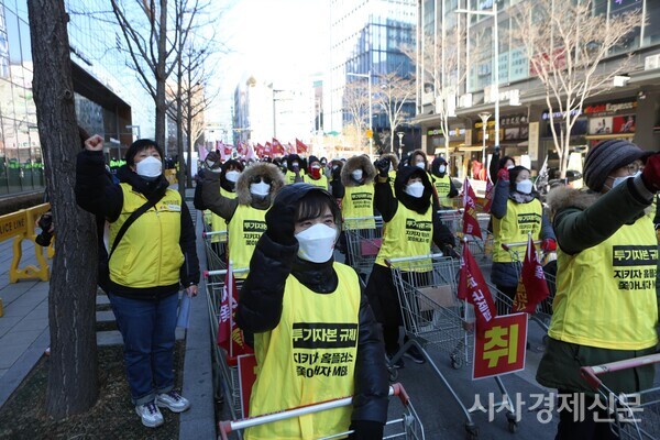 지난 11일 오후 홈플러스 노동자들이 서울 종로구 광화문디타워 앞에서 기자회견을 열고 ‘홈플러스 노동자 파업 상경투쟁 선포식’을 열었다. 사진=김주현 기자