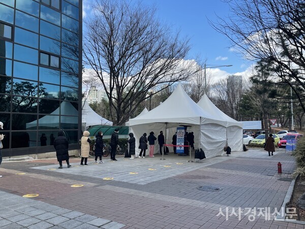 서울시 양천구에 마련된 코로나19 선별 검사소를 찾은 시민들이 추운 날씨에도 코로나 검사를 받기 위해 긴 줄을 서 있다. 사진=김주현 기자