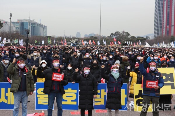 지난 15일 오후 서울 여의도공원에서 열린 2022 민중총궐기 대회에서 참가자들이 깃발을 흔들고 있다. 사진=김주현 기자