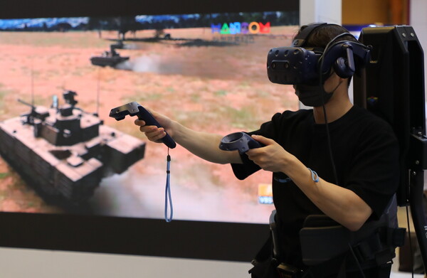 지난 '대한민국 4차 산업혁명 페스티벌&블록체인 서울'에서 참가업체 관계자가 VR훈련 시뮬레이터를 시연하고 있다. 사진제공=연합뉴스