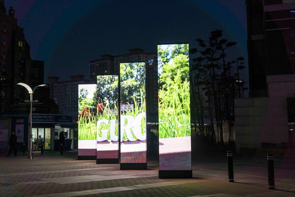 구로디지털단지 거리에 설치된 LED 상징 조형물 디지털헨지. 사진=구로구