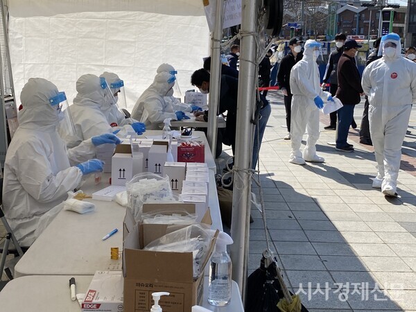  사진은 서울시 구로구보건소의 선별검사소의 의료진들. 사진=김주현 기자
