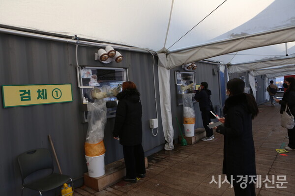 서울시 중구 시청 광장에 마련된 코로나19 선별진료소에서 의료진이 시민의 검체를 체취하고 있다. 사진=김주현 기자