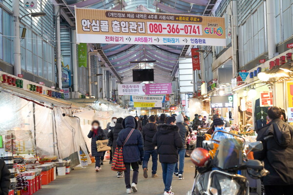 한국개발연구원(KDI)은 우리 경제가 국제유가 등 원자재 가격 상승세와 미국의 통화정책 정상화 등 대외부문의 불확실성이 우려되고 있는 가운데, 회복세가 유지되고 있다고 분석했다. 사진은 최근 구로구에 위치한 구로시장. 사진=구로구