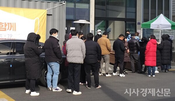 지난 8일 코로나19 검사를 받기 위해 서울 금천구 한 병원 앞에 줄 지어 서 있는 시민들. 사진=원금희 기자