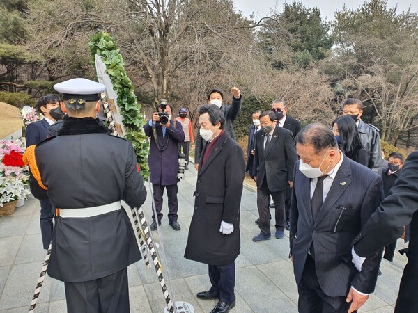국가혁명당 허경영 대통령후보 박정희 전대통령 묘소 참배 모습