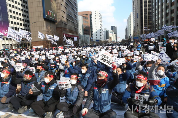 택배노조가  21일 청계광장에서 집회를 열고 CJ대한통운에 파업 사태 해결을 요구했다. 사진=김주현기자