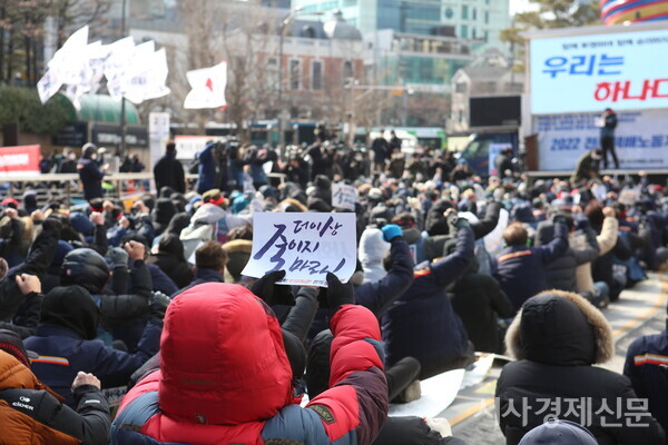 택배노조가 21일 청계광장에서 집회를 열고 CJ대한통운에 파업 사태 해결을 요구했다. 사진=김주현기자