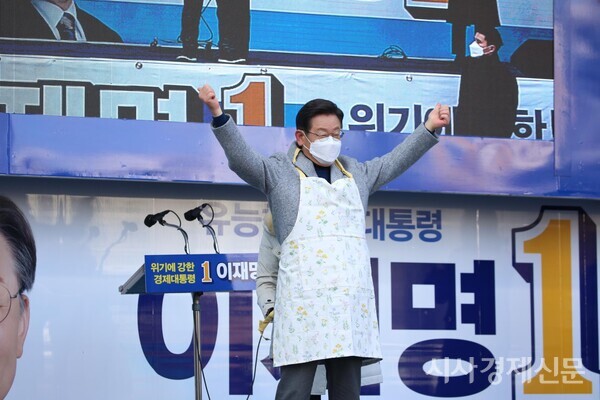 이재명 더불어민주당 대선 후보가 부평역에서 지지를 호소하고 있다. 사진=김주현 기자