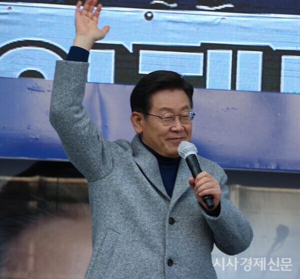 이재명 더불어민주당 대선 후보가 부평역에서 지지를 호소하고 있다. 사진=김주현 기자