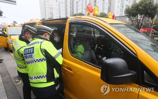 자치경찰이 음주운전을 단속하는 있는 모습. 사진=연합뉴스