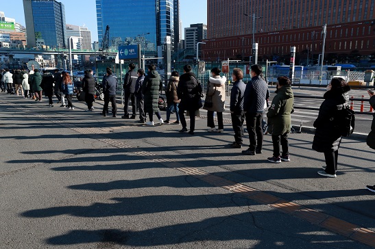 24일 오전 서울역 임시선별검사소에서 시민들이 코로나19 검사를 위해 긴 줄을 서 있는 모습. 사진=연합뉴스