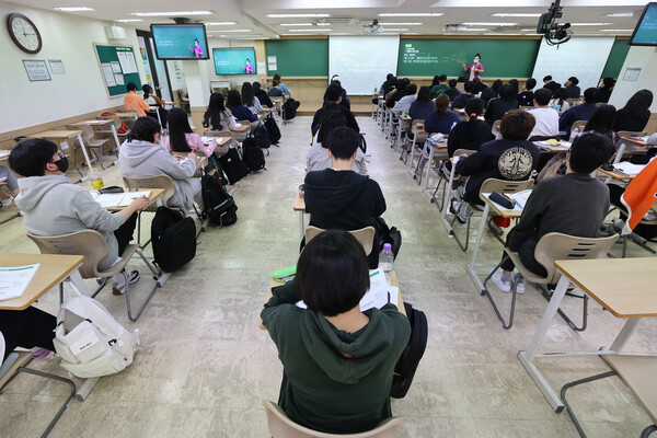 공무원 시험을 위해 학원에서  강의를 듣고 있는 준비생들. 사진=연합뉴스 