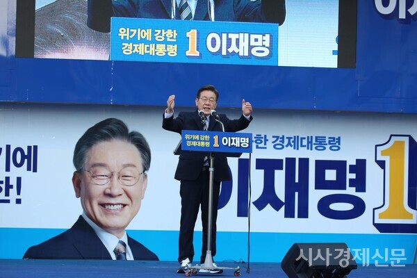 더불어민주당 이재명 대선 후보가 3일 오후 서울 영등포구 타임스퀘어 앞 광장에서 지지를 호소했다. 사진=김주현 기자