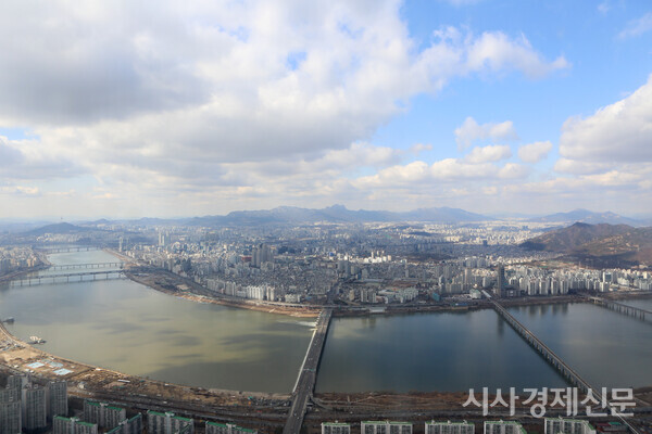 서울시가 35층 층고제한을 폐지키로  해 한강변의 스카이라인에 변화가 예상된다. 사진=김주현기자