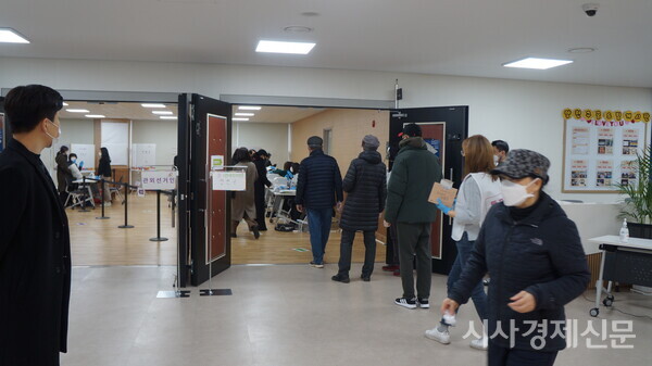 지난 4일 서울 양천구 신월6동주민센터를 찾은 시민들이 사전투표를 하기 위해 긴 줄을 서고 있다. 사진=원금희 기자