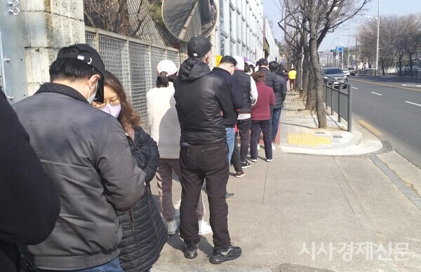 9일 오전 11시 서울 구로구 궁동 오류고등학교에 마련된 제3 투표소에 투표를 하려는 유권자들이 길게 줄지어 서있다. 사진=원금희