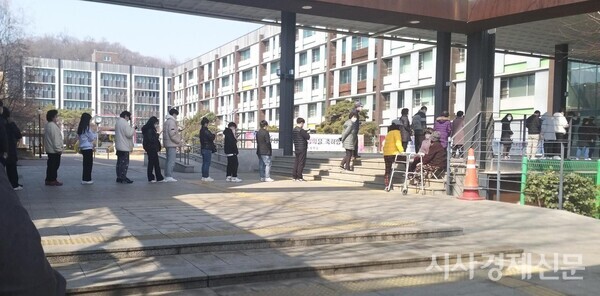 9일 오전 11시 서울 구로구 궁동 오류고등학교에 마련된 제3 투표소에 투표를 하려는 유권자들이 길게 줄지어 서있다. 사진=원금희