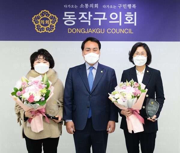 동작구의회 김용아, 이미연 의원이  ‘2022년 서울시구의회의장협의회 지방의정대상'을 수상했다. 사진 왼쪽부터 김용아 의원, 전갑봉 의장, 이미연 의원. 사진=동작구