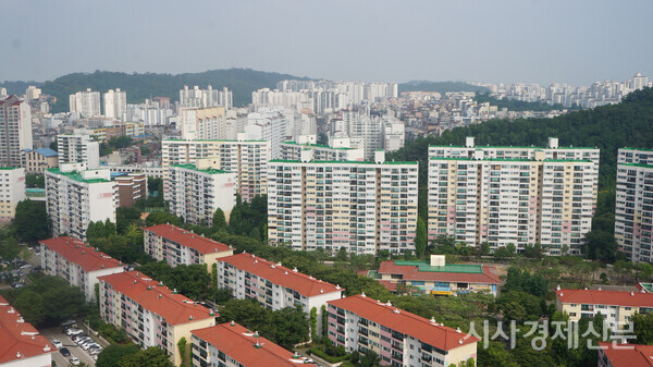 2월 전국 아파트 가격이 하락세로 돌아섰다.  서울 양천구의 아파트 단지 전경. 사진=김주현기자