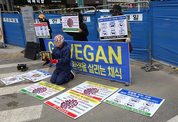 한국동물보호연합이 18일 광화문에서 채식촉구 기자회견을 열고 있다. (사진=원선용 기자)